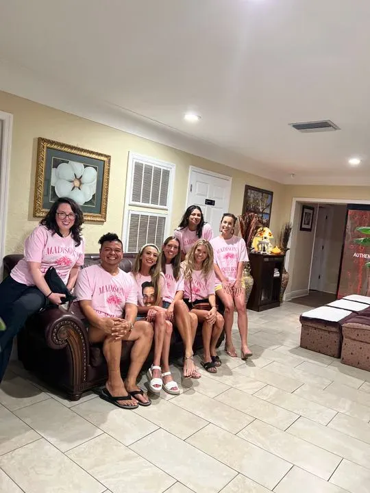https://cdn.salonspotlight.com/photos/5cxRDzGwL64hJ4J2W1YF/cfdd0a3c-6dca-49d8-9f45-0fb51cc86301_720x720