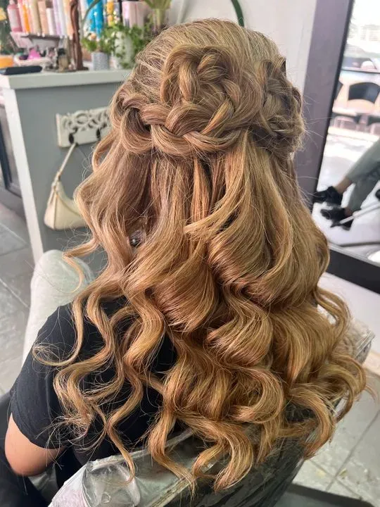 https://cdn.salonspotlight.com/photos/5eGzEKMeOQnwDerLznEn/2d518847-5a09-45bc-a272-5a1cfc0868e3_720x720