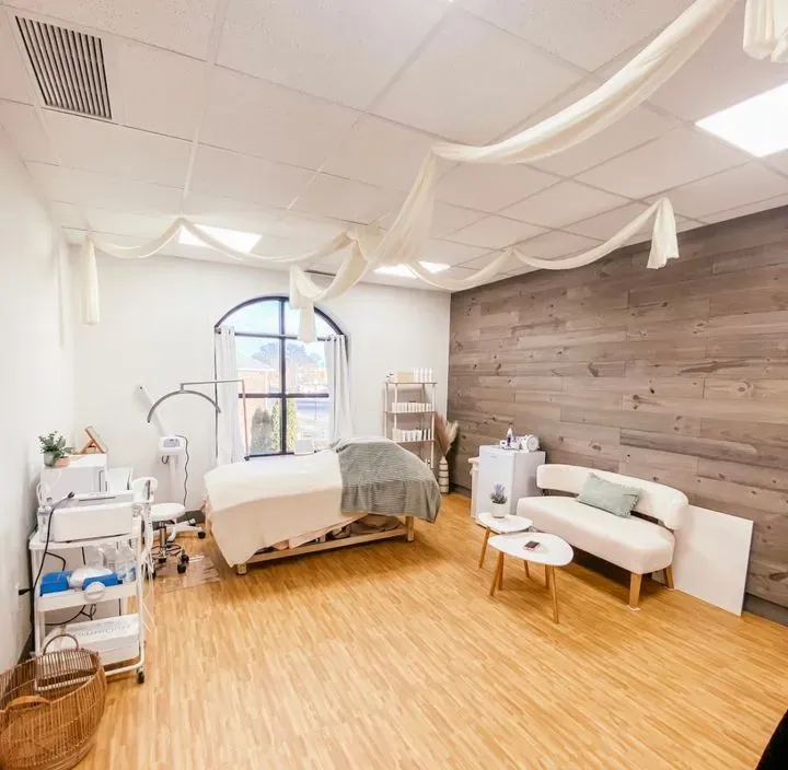 https://cdn.salonspotlight.com/photos/5fI8HMU2hosJxoi1BwlB/332d402a-b41d-4a3d-ab16-6450ad6d77c5_720x720