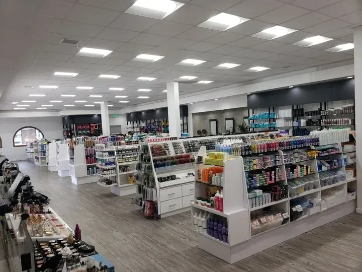 https://cdn.salonspotlight.com/photos/5fxa5goWF9a7crecwZUN/c912d3a0-4115-46a9-a451-e98f5cf100b4_720x720
