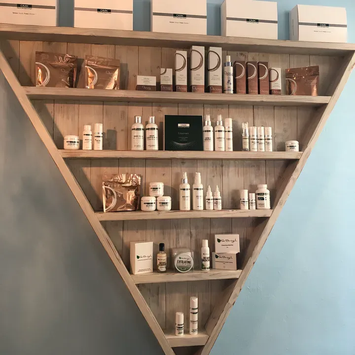 https://cdn.salonspotlight.com/photos/5fzjfxJeQ2LOx7pkwdoV/6de6a70c-8d4c-44c3-9076-92d258385c98_720x720