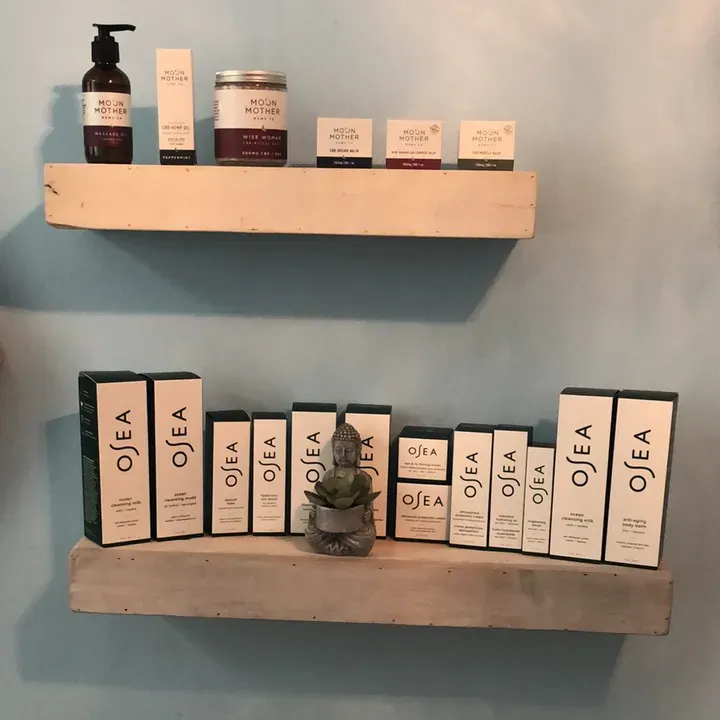 https://cdn.salonspotlight.com/photos/5fzjfxJeQ2LOx7pkwdoV/7b4e819c-d9dd-432f-8dc3-aebc1d3c052f_720x720