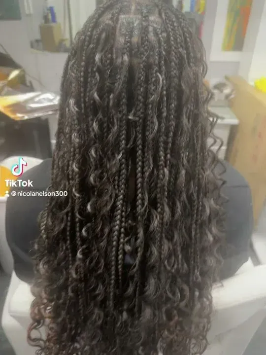 https://cdn.salonspotlight.com/photos/5gHcI2xHva1M78K61dPL/dd8aa3df-6ac8-4d85-a152-6aec83abfca5_720x720