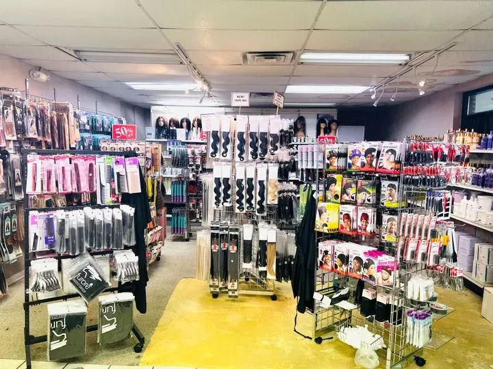 https://cdn.salonspotlight.com/photos/5h3U1iWfIDXt0vIDD2gW/508a937a-43d9-464c-a8e6-4331e85b88de_720x720