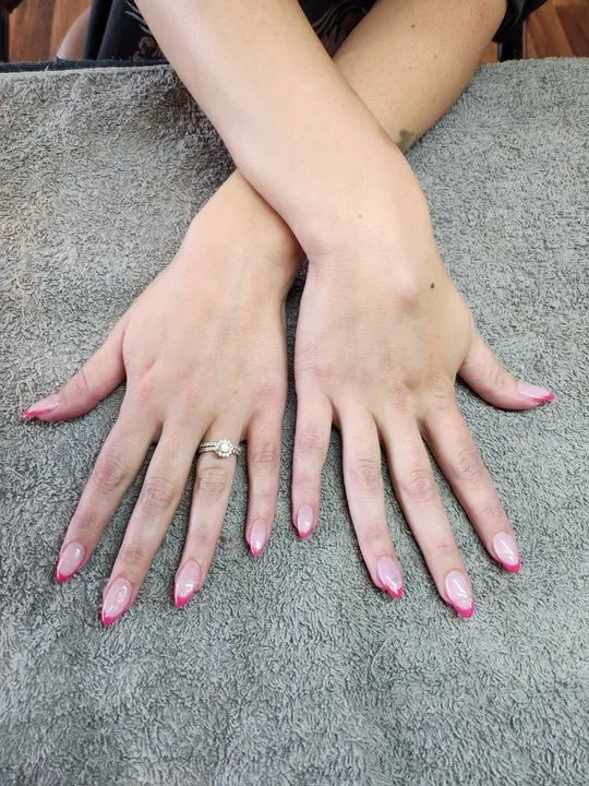 https://cdn.salonspotlight.com/photos/5iVKLlOTo2a8rjW6OEKg/f39d56a4-bac6-4052-916b-6479bd5d5790_720x720