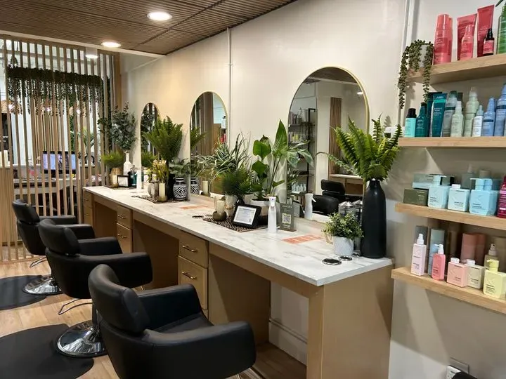 https://cdn.salonspotlight.com/photos/5jAga6yAdTrwGDmDPWPo/6175659a-7fae-4b94-b7f9-7f4a9ebeeae6_720x720