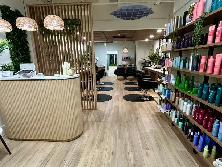 https://cdn.salonspotlight.com/photos/5jAga6yAdTrwGDmDPWPo/8b0ad575-0608-4138-a103-21a7be43dc3c_720x720