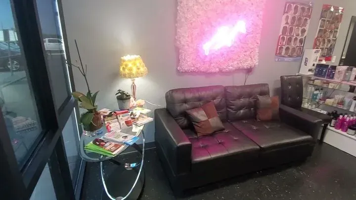 https://cdn.salonspotlight.com/photos/5lUT8Qy4IT0aBSHAcWvJ/80e8cb64-697c-41c3-9820-24eab31ca7fe_720x720