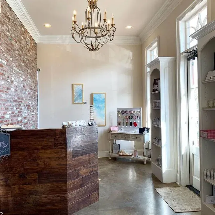 https://cdn.salonspotlight.com/photos/5lVjMsFSkpr16ru5osVW/f2f462b9-1b60-4692-99f5-99cce9ddb99b_720x720