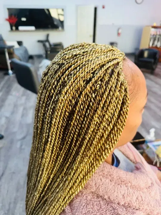 https://cdn.salonspotlight.com/photos/5lwGjLX2CyubRFRhIufW/10c608c7-f1d1-4b98-9983-4070a3aa1cc5_720x720
