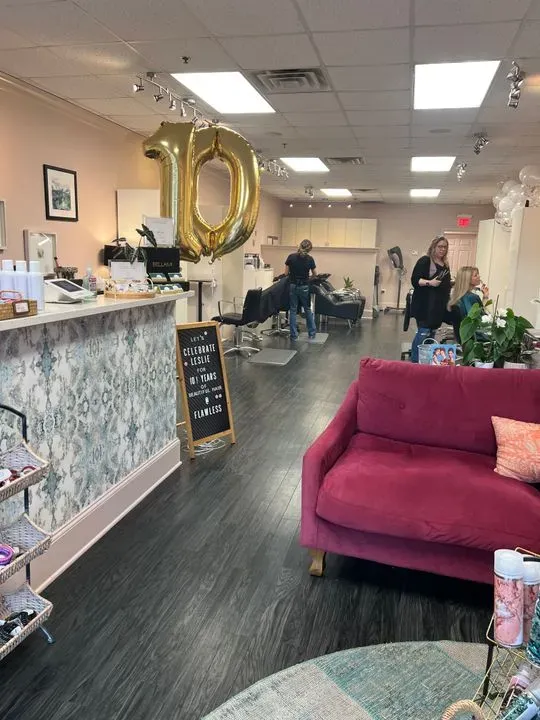 https://cdn.salonspotlight.com/photos/5mbEbZKEIgPlb2DEQ0Kz/7e837500-95a8-4d27-acb0-94c7fbd40b06_720x720