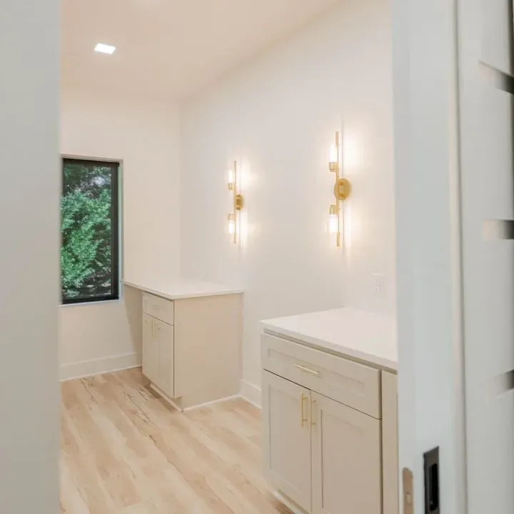 https://cdn.salonspotlight.com/photos/5mcGATcOwh1ssMwU34Om/479561d3-2def-465c-ad1d-c5c88de20cb1_720x720