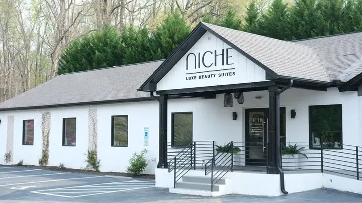 https://cdn.salonspotlight.com/photos/5mcGATcOwh1ssMwU34Om/a56ac98b-6261-4d9a-a249-8c10f4c381b2_720x720