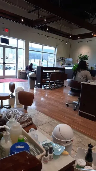 https://cdn.salonspotlight.com/photos/5rkfR6SvF4lzgBxrhzEu/19357f50-80e0-4d77-8ef3-554b7dc112c9_720x720