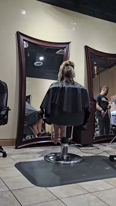https://cdn.salonspotlight.com/photos/5sAnWkkNJW13YhpGxsh4/f07f4d00-39dc-43dc-b185-fa4b93c04daf_720x720