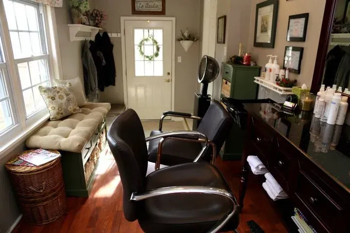 https://cdn.salonspotlight.com/photos/5sUIqYtUvUeBbMG3bCZW/260359d7-170f-4a07-a2d6-fd6d3d97e14c_720x720