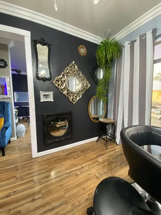https://cdn.salonspotlight.com/photos/5uCWVwMN0ynyZdMFM11z/03880714-95a8-47fd-b762-be0175fee1cd_720x720