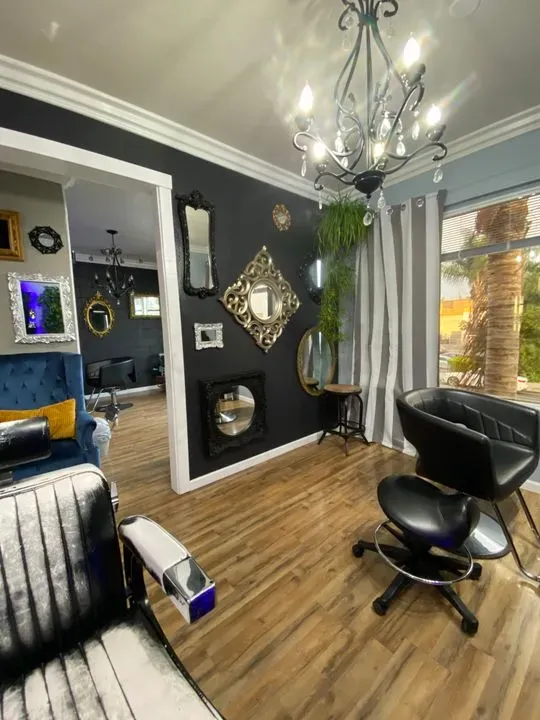 https://cdn.salonspotlight.com/photos/5uCWVwMN0ynyZdMFM11z/f8ddc43e-4643-4d8e-8a56-cdf6b037aede_720x720