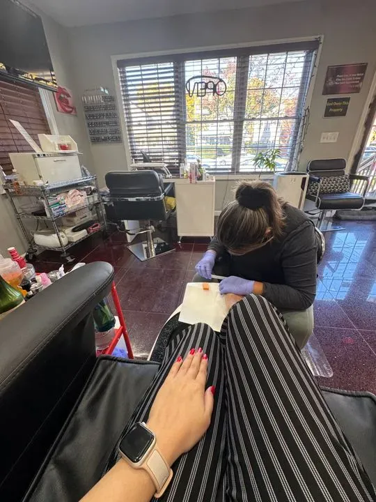 https://cdn.salonspotlight.com/photos/5uSisXv7YXq8nnRtSdrV/14295689-ea5f-4f67-9153-659c6e61dd7e_720x720