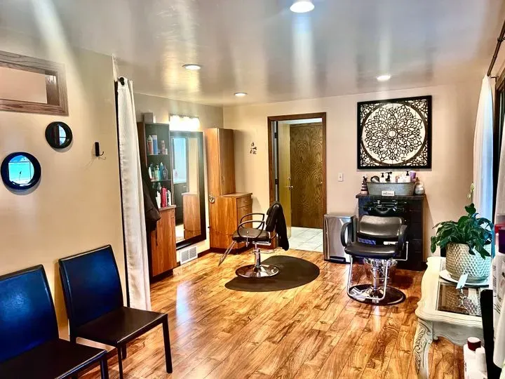 https://cdn.salonspotlight.com/photos/5vjNkQkn0TZDXZwjY8vb/d20ac3bf-e834-470c-a7da-62dbd143ad7b_720x720