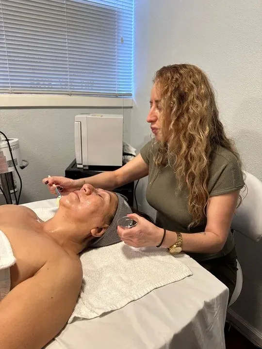 https://cdn.salonspotlight.com/photos/5xX6Zgly0iYpjfRqVozd/be344664-7b74-4928-9bdb-9aa282c45a28_720x720