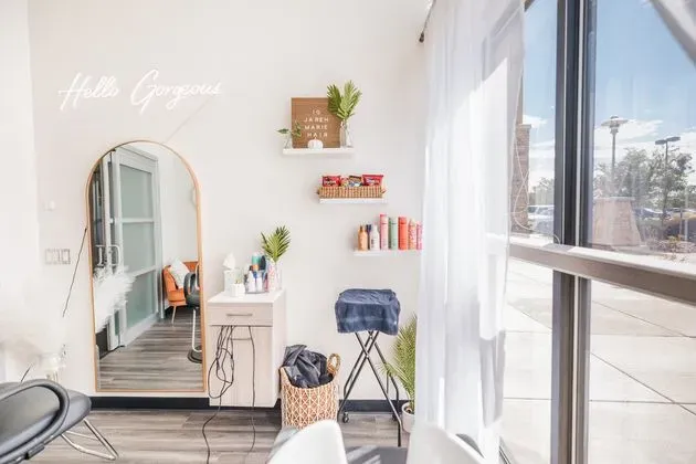 https://cdn.salonspotlight.com/photos/5xfwxKrLg5RQXEYwZWDd/1a8f9ba5-4493-42ef-adaf-9576bd8f3227_720x720