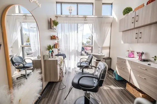 https://cdn.salonspotlight.com/photos/5xfwxKrLg5RQXEYwZWDd/7be3c7ac-82c8-47c4-b16a-2d6a949858a4_720x720