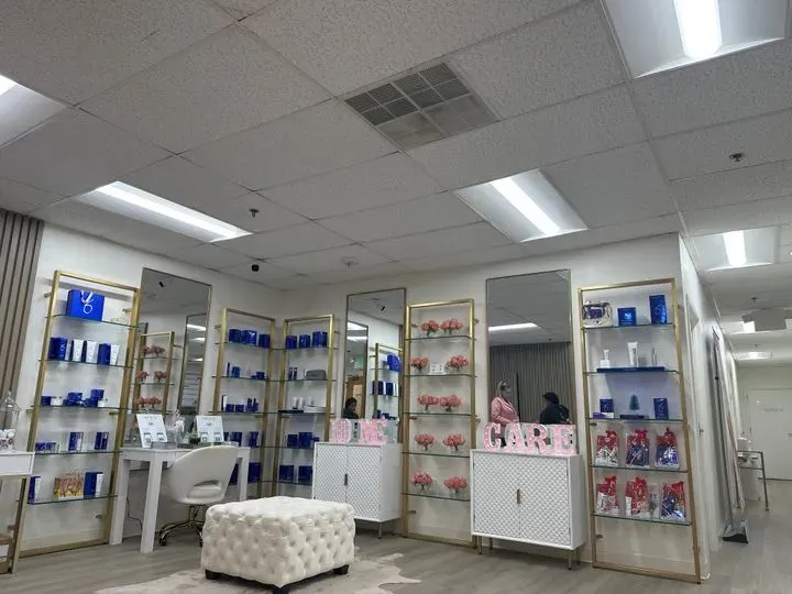 https://cdn.salonspotlight.com/photos/5yHeYVYS5OVmQdQu4DPc/fe91f941-172c-44f3-93b3-bc8a161391f4_720x720