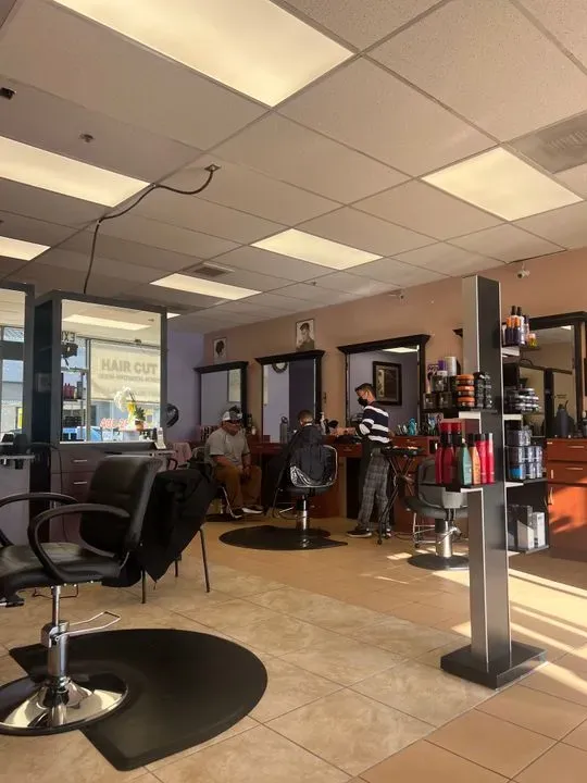 https://cdn.salonspotlight.com/photos/5yd8vyFA2iV3Ne36vm8J/788ebaea-e189-452c-b95a-a769aab6f4a1_720x720