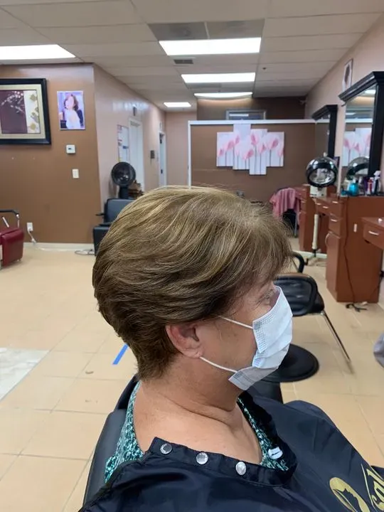 https://cdn.salonspotlight.com/photos/5yd8vyFA2iV3Ne36vm8J/f94ba89e-953b-4fb8-bc76-7a058b3598c5_720x720