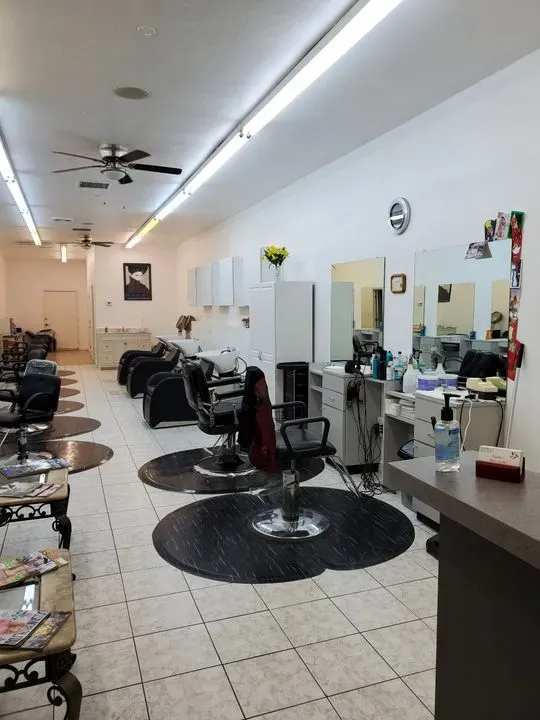 https://cdn.salonspotlight.com/photos/609MNV90Q2wJhxQjUNlk/4bd4d30c-ad9e-4a9b-9bd8-92bed8d126a2_720x720