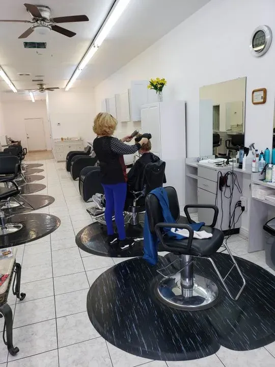 https://cdn.salonspotlight.com/photos/609MNV90Q2wJhxQjUNlk/7f9d24d1-7bd4-49bd-88cd-f24776ee789c_720x720