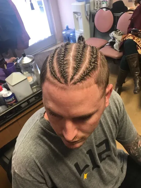 https://cdn.salonspotlight.com/photos/60SeJfa7lW6WYeqK2blu/dd6e7a25-751e-48e4-954f-a8bd43e690a9_720x720