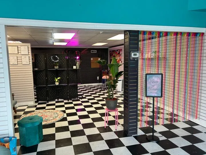 https://cdn.salonspotlight.com/photos/61HRYuxfjO53h2lc4Lq4/0f27b40a-8e05-4d39-aa1e-3a5876f2cdeb_720x720