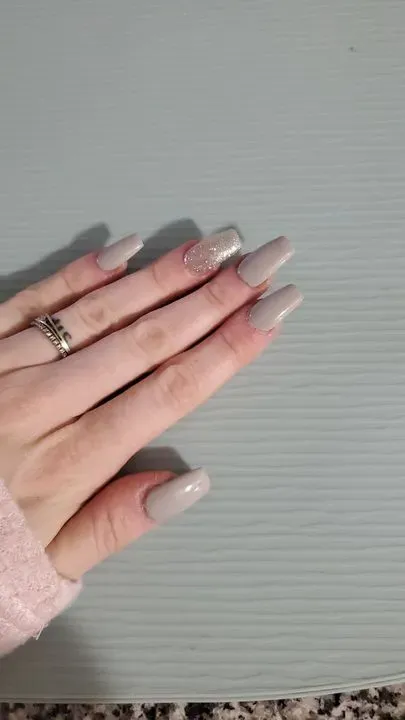 https://cdn.salonspotlight.com/photos/62pFtsv4E3dEAfuEyne3/a15f69cb-cd23-4e44-b992-6e2a1abe1926_720x720