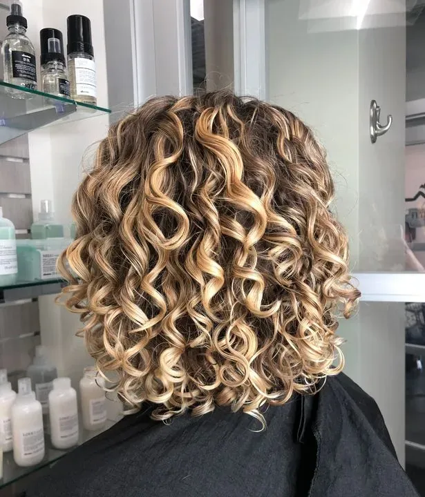 https://cdn.salonspotlight.com/photos/68JbrZyL9pcHyVsuNrAf/175a04b7-8031-428a-843e-daa5a0a1364f_720x720