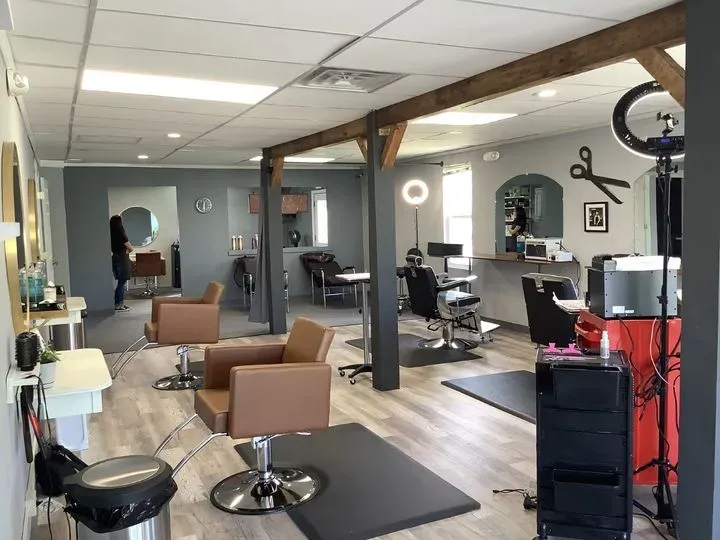 https://cdn.salonspotlight.com/photos/69CrguxlxsVA26GJy2La/f5d0ef66-3f3a-4380-bb66-b821de1b783d_720x720