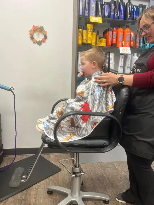 https://cdn.salonspotlight.com/photos/6AJNEiBX9Q5m6a7Wtr1b/a4562692-0515-4dd3-8f5b-3d3a9ddd551e_720x720