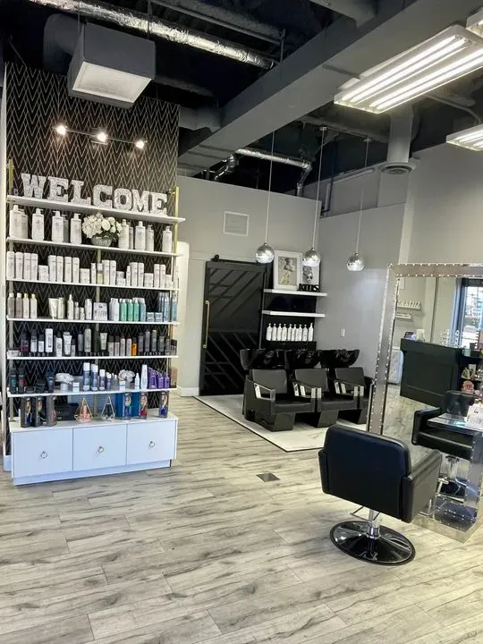 https://cdn.salonspotlight.com/photos/6BLJiaIrC7BvSefk6O6a/f1aeb836-add2-4238-9c20-9c4a5c04826a_720x720