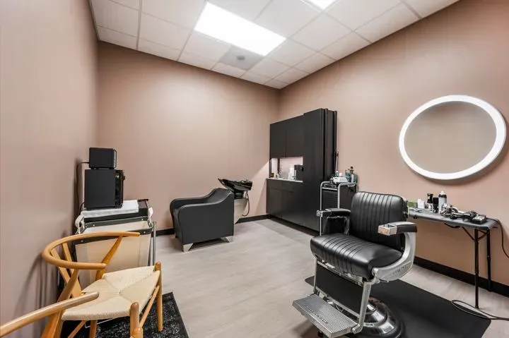 https://cdn.salonspotlight.com/photos/6BkcaW9FoUhbS9hyYTmp/030a78d3-bbe9-4cb8-85f9-063b0d840ef6_720x720