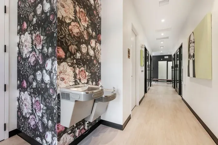 https://cdn.salonspotlight.com/photos/6BkcaW9FoUhbS9hyYTmp/d8cd2c00-6243-48f7-a3de-ae2de7d14291_720x720