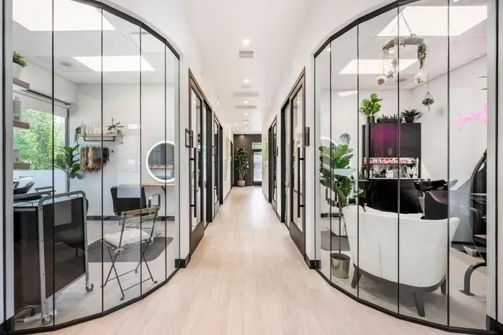 https://cdn.salonspotlight.com/photos/6BkcaW9FoUhbS9hyYTmp/e070e418-695f-46f6-a0de-73e878385af1_720x720