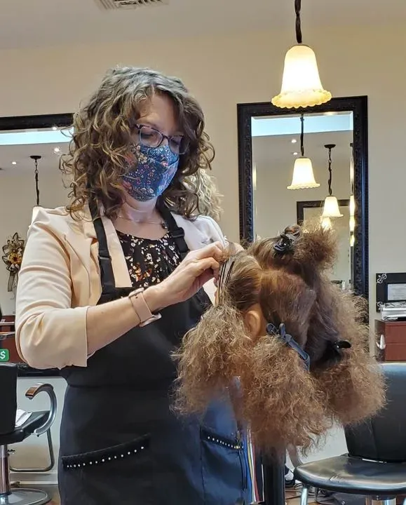 https://cdn.salonspotlight.com/photos/6Dd2iTzzRANOfEMOw7LS/33db8661-4a5b-41e6-b2f8-082dda2093c0_720x720