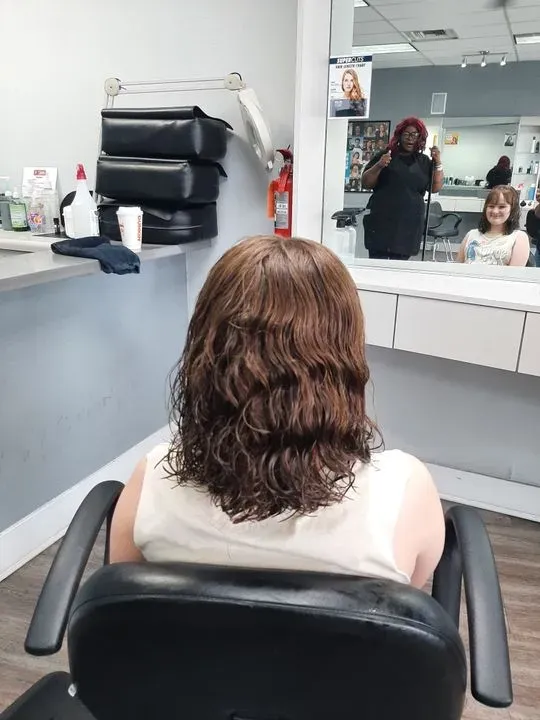 https://cdn.salonspotlight.com/photos/6EMilkeHGbFIHt6UfQWv/075f8456-836d-49df-b7ce-c58737edd31f_720x720