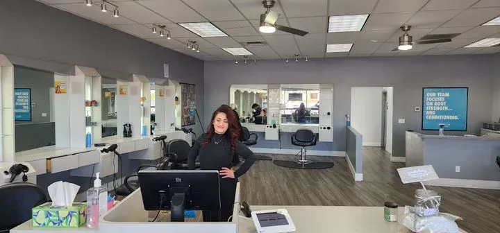 https://cdn.salonspotlight.com/photos/6EMilkeHGbFIHt6UfQWv/e7d9f630-7a03-4c44-8744-6d532c4e8beb_720x720
