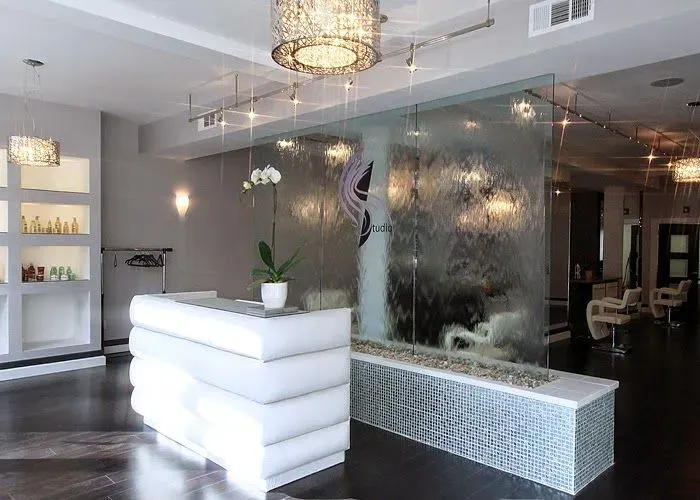 https://cdn.salonspotlight.com/photos/6EkTJgcrQGqtwtUpJyj4/c3e5803f-339f-4753-bd91-9bb9a67ba589_720x720