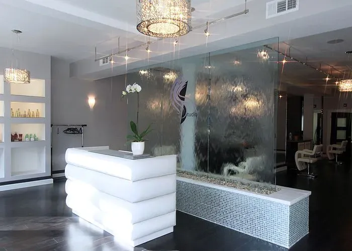 https://cdn.salonspotlight.com/photos/6EkTJgcrQGqtwtUpJyj4/cb01e03b-dbb1-40ff-bded-ac7114c98d24_720x720