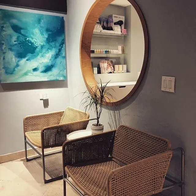 https://cdn.salonspotlight.com/photos/6F2g8pPOlsZxpxHDcCRa/6a8a94b6-96f1-497e-9096-5aa35b60b8c6_720x720