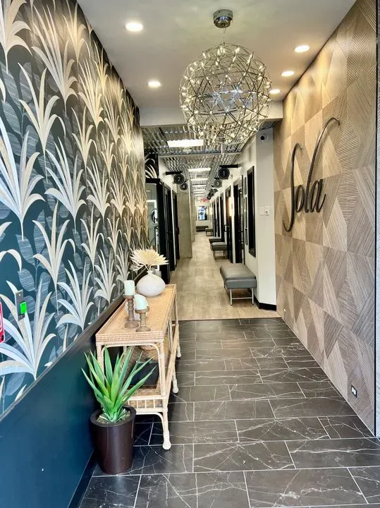 https://cdn.salonspotlight.com/photos/6G9Ja25kVEYwuJdPLHLX/16d8d2e5-38be-40f6-9320-40dee05fc721_720x720