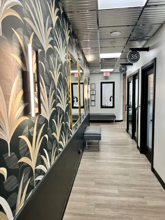 https://cdn.salonspotlight.com/photos/6G9Ja25kVEYwuJdPLHLX/398f0b62-b25d-4044-a138-8d34240dcc65_720x720